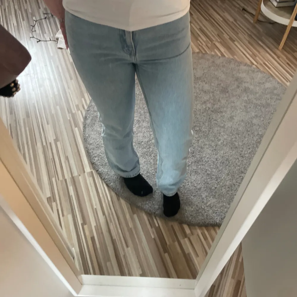 Ljusblåa bootcut jeans från Weekday💞Köpte för ganska länge sen men har knappt fått någon användning av dom då dom är lite för små i midjan. Bra skick och inga tecken på användning:) Nypris 599kr. Jeans & Byxor.