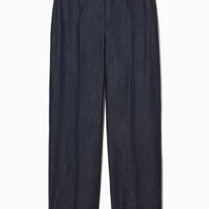 COS -  helt nya kostymbyxor i demin  - Coola kostymbyxor ifrån COS i demin. Aldrig använda och prislappen sitter kvar. Helt slutsålda och inköpta för 790kr säljs nu för 499kr