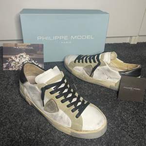 Säljer dessa sjukt populära Phillippe Model skorna, skicket är 8/10, defekt syns på bild 2, storleken är 41, hör av dig vid frågor och funderingar!