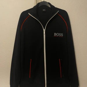 Ziphoodie - Hugo Boss - Stilig och fräsch zip-tröja från Hugo Boss. Gott skick och ser ut som ny! 