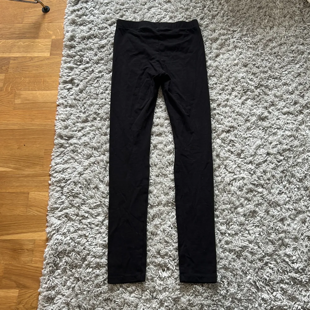 Svarta vanliga leggings från H&M😍billigt pris! Storlek 152 . Jeans & Byxor.