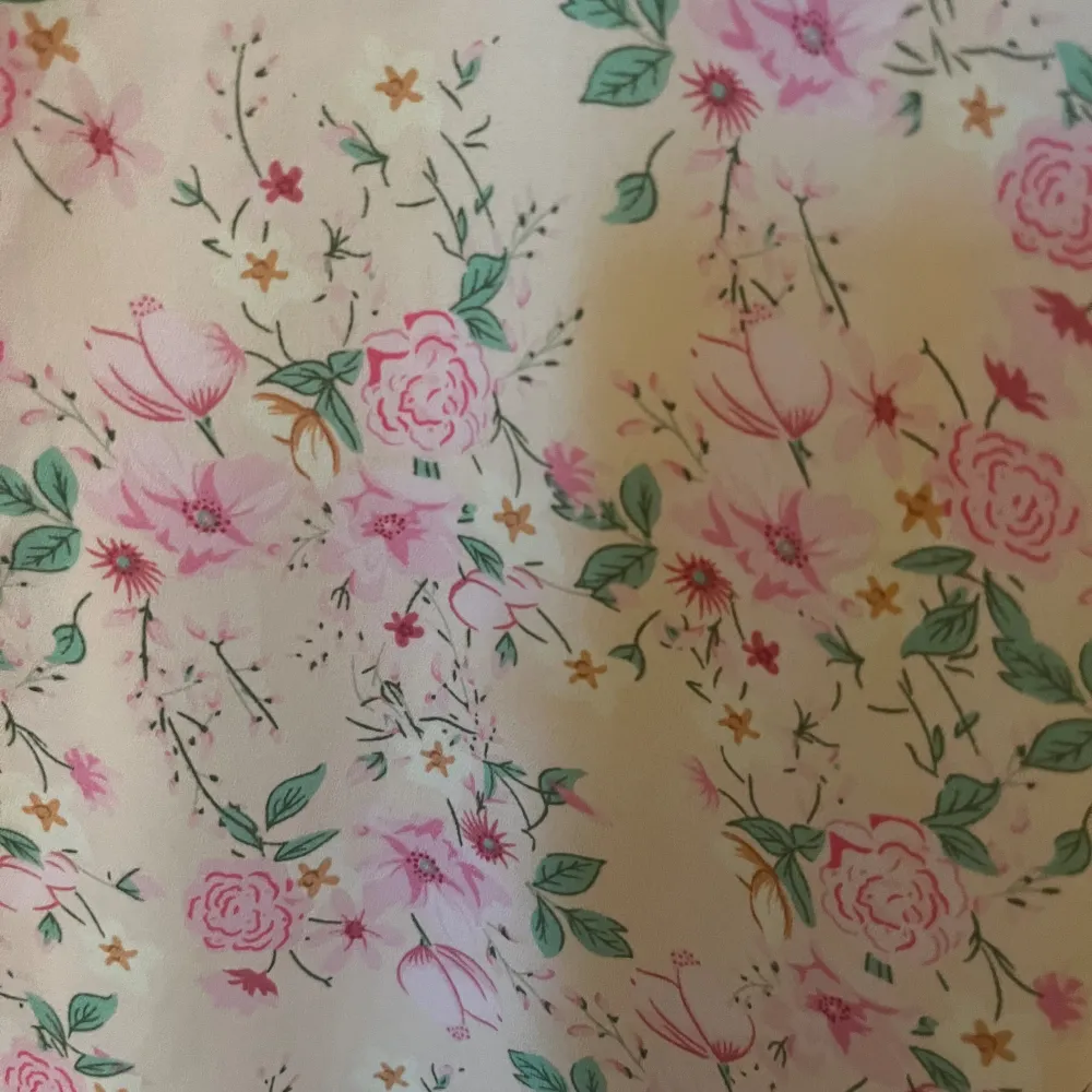 Säljer blommig fin sommarklänning, använd men i gott skick!. Mekot.