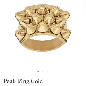 Säljer min peak ring i guld då jag bara använder silver. Aldrig använd bara provat på då jag fick den i present. Ny pris 400kr säljer för 180kr