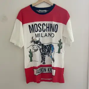 Supercool tshirt från moshino. Står storlek L men tycker den är schysst oversized. 