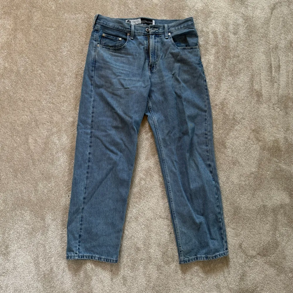 Säljer dessa Levis jeans i den exklusiva Silver Tabs modellen, köpta i USA. Använda 1 gång, nyskick. W32 L30- som referens är jag ca 182lång. Hör av er vid frågor, priset är inte ristat i sten ;). Jeans & Byxor.