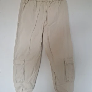 Cargo byxor - Helt oanvända cargobyxor/fällskärmsbyxor🌻
