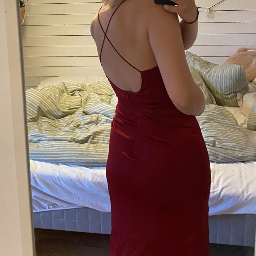 Vinröd balklänning, endast använd en gång! . Klänningar.