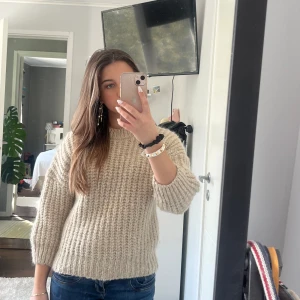 Trekvartsärmad stickad tröja - Stickad tröja med trekvartsärm. Varm och mysig beige tröja från bikbok.