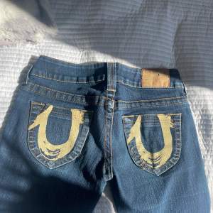 Säljer nu mina mörkblåa lågmidjade True Religion jeans för endast 199kr då de är lite för små för mig. Skriv vid fler frågor, bilder eller om jag ska aktivera ”köp nu”❤️