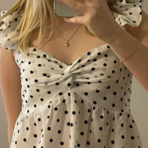 Sommartopp  - Super söt sommartopp som används ett fåtal gånger. Tunt och skönt material men inte genomskinligt. 