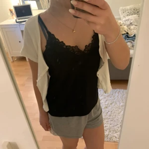 Såå söt topp💗 - Jätte gullig topp till sommaren, funkar både knäppt och öppen💗 Är i storlek one size, men skulle säga att den är i xs eller s