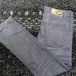 Snygga cheap monday jeans med bra pris,Nästan helt nya bara använda 3ggr, inte lätta att hitta 