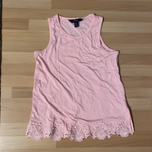 Linne - Gulligt rosa linne från Ralph Loren i storlek 12-14. Använd 1 gång men passar inte mig i armarna där av säljer. Linnet har superfin spetts och en liten slits dör nere❤️