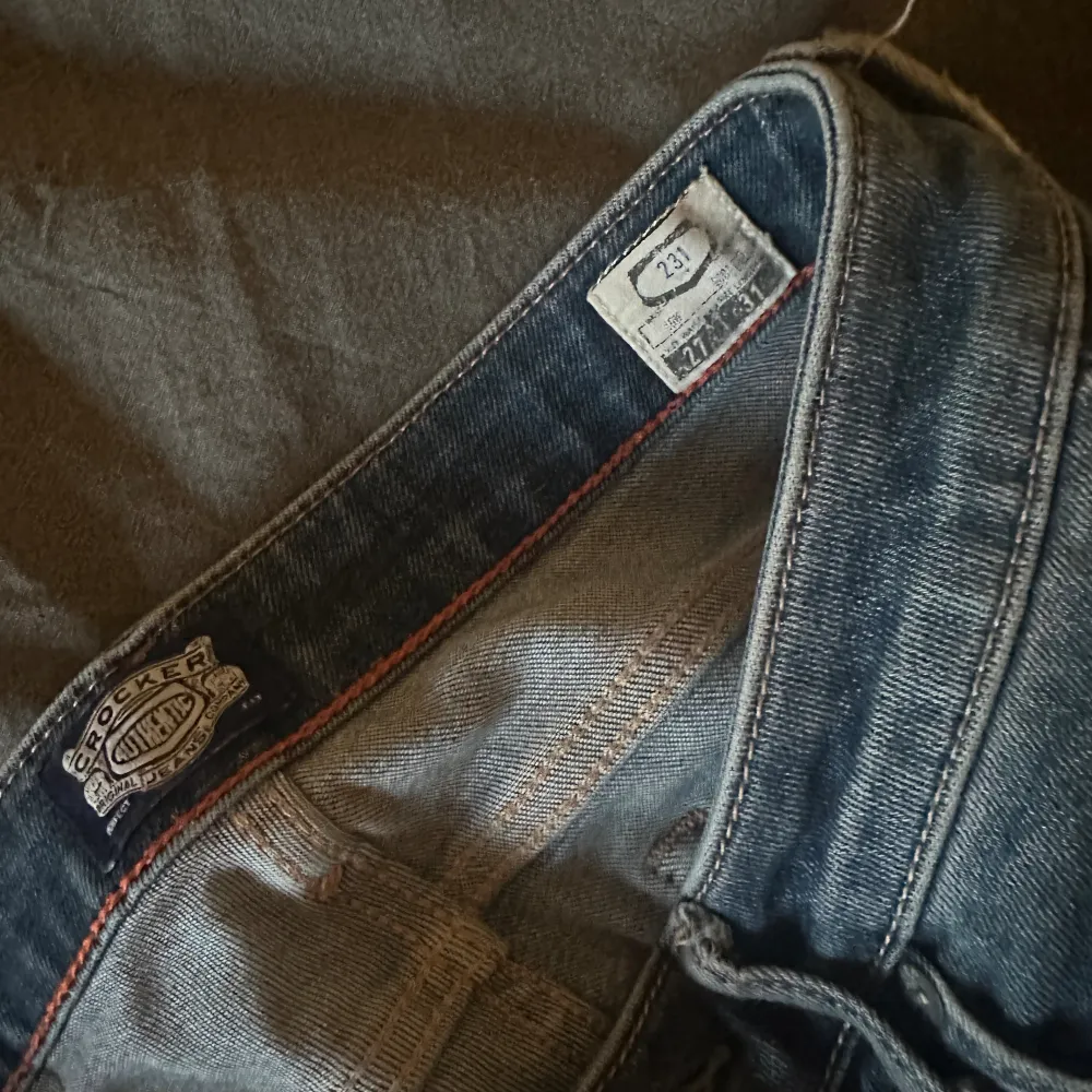 Säljer dessa super fina lågmidajde jeans då dom tyvärr blivit lite små för mig, dom är i storlek 27/31 men skulle säga att dom passar en 34 och möjligtvis 36 om man vill ha dom tightare. Jeans & Byxor.