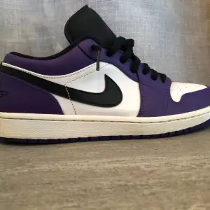 Säljer min Jordan 1 low court purple som är väll omhändetagen och är i väldigt gott skick , finns något litet färg släpp på skon som syns på bilderna men annars ser skon väldig bra ut☺️