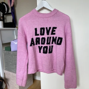Stickad tröja - Superfin stickad tröja som bara använts ett fåtal gånger. Är i storlek xxs men stor i storleken så passar även dom med storlek xs och s❤️är slutsåld på hm:s hemsida❤️ såååå fin med ett par jeansshorts till😻