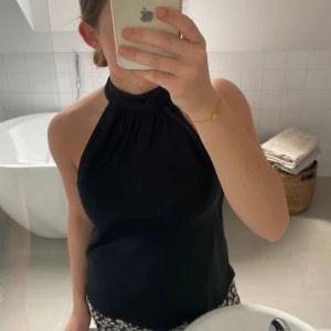 Halterneck topp - Svart glansig halterneck topp från Bik Bok🤍 Populär🤍 