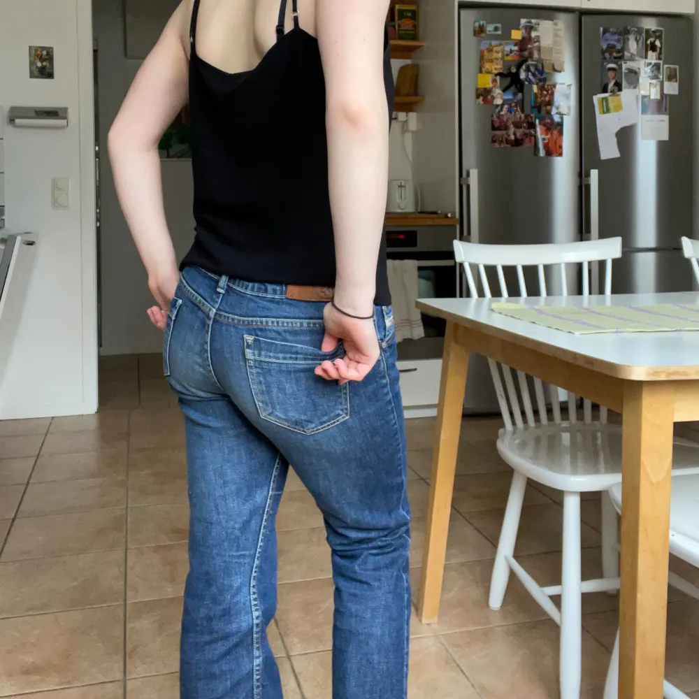 Säljer ett par snygga utsvängda lågmidjade disel jeans. Passar folk som är mellan 158-165. Säljer pga av att de är förstora i midjan och dom inte används längre. De är ärvda av min syster och har inte används så mycket,skriv vid intresse 💗💗. Jeans & Byxor.