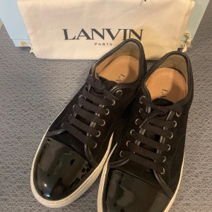 Lanvin Toe Cap - Säljer dessa skor i väldigt bra skick. Dustbag extra snören och kvitto medföljer. Pris kan diskuteras. Självklart äkta! För mer frågor skicka ett meddelande🤝
