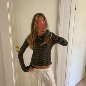 långärmad tshirt - svart och grönrandig, fint skick men kommer inte till användning💘