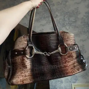 Jättefin brun vintage väska med ormskinnsmönster och ett glittrigt spänne!Använt men fint skick!🤩 I äkta skinn!