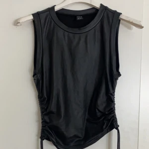 Topp - Jättesöt svart topp med Knut från shein, funkar så himla bra från sommaren, älskar den men kom inte till användning