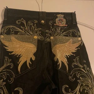 Ed Hardy liknande jeans - Ed Hardy liknande jeans. Superfina i bra skick!