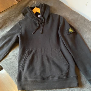 Stone island hoodie - Mycket bra skick. Ett litet slitage vid axeln. Skriv om fler bilder