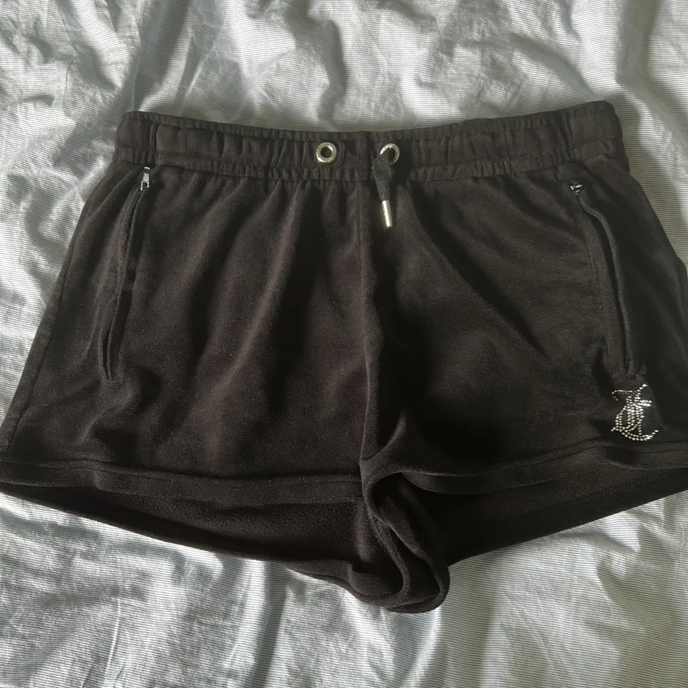 Säljer mina sköna juicy couture shorts! Fint skick och inga defekter!🫶🏻 I storlek S.  Var inte rädd att fråga om något!✨. Shorts.
