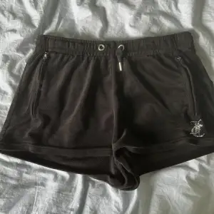 Säljer mina sköna juicy couture shorts! Fint skick och inga defekter!🫶🏻 I storlek S.  Var inte rädd att fråga om något!✨