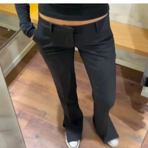 Kostymbyxor  - Kostymbyxor från Bikbok, aldrig andvända. Lånad bild!! Kom Privat för andra bilder 💓💓säljer för att jag köpte fel storlek!! Det är storlek 38 men passar på 36/34