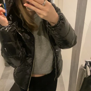 Jacka - Denna jacka är i bra skick❤️ har köpt en ny jacka så vill sälja min gammla, skriv om fler bilder eller frågor❤️ har storlek 34 och har vanligtviss S i kläder!