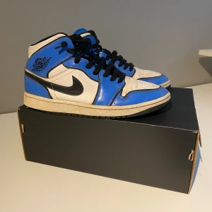 Air jordan 1 ”Signal blue” - Air jordan 1 mid signal blue Bra kvalite inga skador elle liknande bara lite smutsig men de bara tvätta dem 