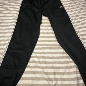 Fred Perry byxor - Köpt på Kennedies och de är fortfarande i bra skick. Säljer då de blivet för små för mig. Hör av er vid eventuella frågor. Priset går att diskutera.