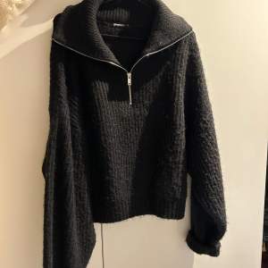 Stickad tröja från Gina Tricot i XXL men tror det är en lite croppad modell så passar som en oversized small/medium på mig som är lite kortare. Köpt via Plick så är därför jag inte är helt säker på modellen💗