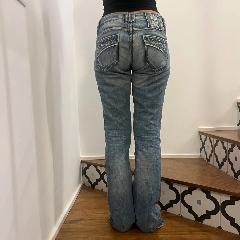 Säljer ett par lågmidjade bootcut jeans köpta secondhand. De är i fint skick! Storlek W27, jag på bilden är 160 cm lång. (Kolla min profil för fler jeans❣️). Jeans & Byxor.