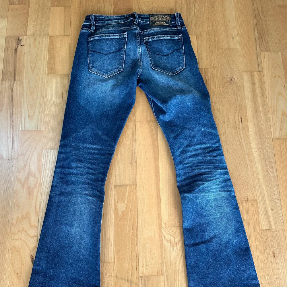Pepbootcut jeans, lite stretchigt material helt oanvända, i märket crocker. Ordinarie pris 799kr. Jeans & Byxor.