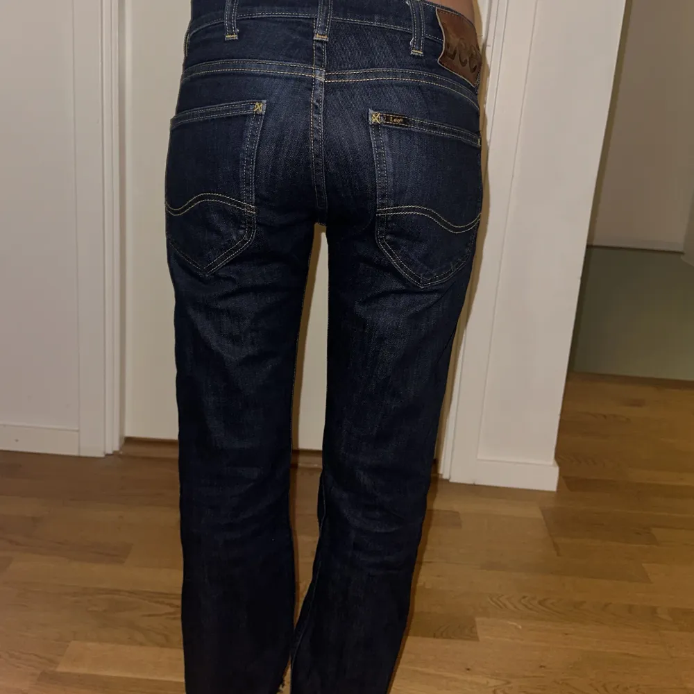 Så snygga jeans i mörkare tvätt❤️ Har klippt egen slits!  LÄS BIO!!!. Jeans & Byxor.