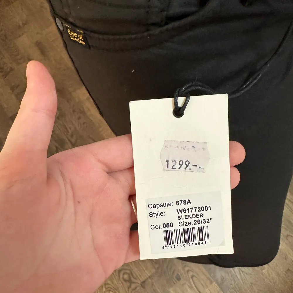 Glansiga Tiger jeans, helt oanvända, prislapp finns kvar. Ordinarie pris 1299kr. Storlek 26 i midjan och 32 i längd. . Jeans & Byxor.