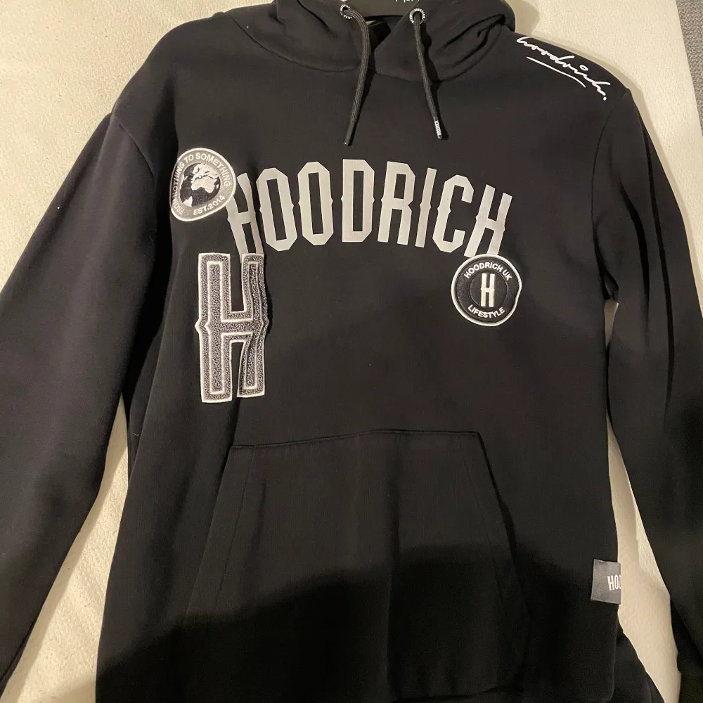 Hoodrich dress endast använt 3 gånger, köpt på Hoodrich hemsida för 2000kr.. Hoodies.