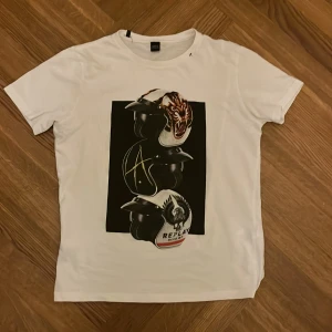 Replay T-shirt  - Skön replay T-shirt med tryck,mindre slitage på trycket, säljer då den inte passar längre.