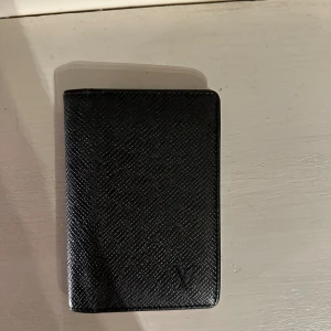 Louis vuitton plånbok - Säljer denna louis vuitton card holder. Den är i nyskick, inga skavanker. Serienummer ser ni på bilden.