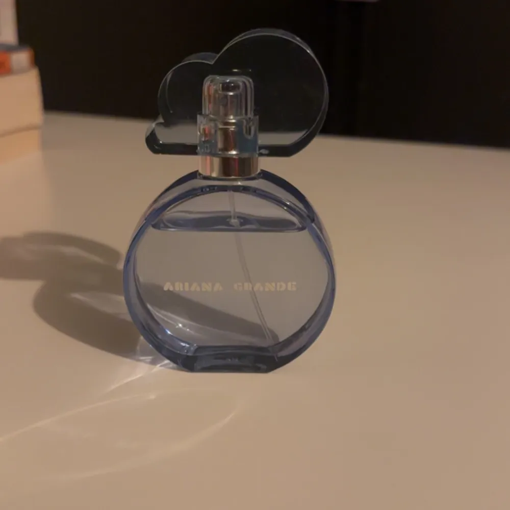 Säljer min Ariana Grande parfym 50 ml. Används några gånger men gott som ny. Köptes för 455 kr säljer den nu för 340kr.. Övrigt.