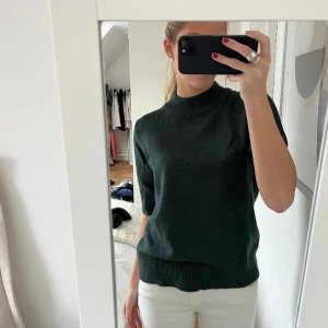 Stickad t-shirt - Finstickad t-shirt i ett väldigt mjukt material! I princip oanvänd❤️ Den är mörkgrön, färgen syns mest på sista bilden!