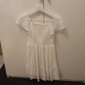 Vit spetsklänning - Fin spetsklänning i stl 152 från KappAhl.  Endast använd 2 gånger, i till skolavslutning och en till student. 