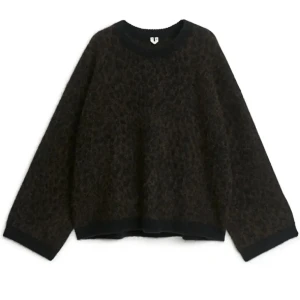 Stickad tröja - Stickad tröja från arket i leopardmönster!