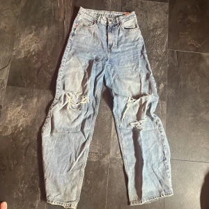Highwaist jeans - Mörkblå jeans från bikbok.(är mörkare än på bilden) använd ca 2 gånger kanske. Nypris 600 kr, säljer för 60 kr.