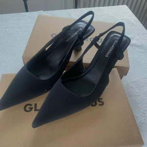 Oanvända stilettklackar - Säljer två par helt oanvända svarta klackar i orginalförpackning. Säljer pga att jag behöll ett tredje par men glömde skicka tillbaka dessa två. Ena paret är i storlek 40 och det andra paret i storlek 39 och de säljs för 250kr styck🌸