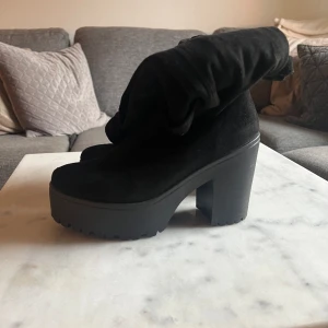 Overknee boots - Sparsamt använda overknee stövlar i mocka med platå   Köpta för 999:- på Scorett för några år sen  