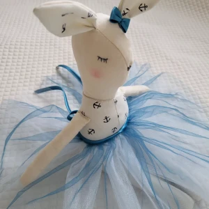 Handgjord Tilu Lilu kanin,mjuk leksak för Påskpresent - Storlek: H 40 cm  Färg: Beige Material: Bomull och tyll  Fyllning: Polyester silikonfyllning Underhåll: De kan rengöras med mild tvål och vatten.   Ögon och näsa är handbroderade,armar och ben rör sig och alla kläder och accessoriesär avtagbara.